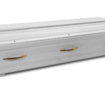 Eleganter Sarg in hochglaz Weiß aus Lindenholz